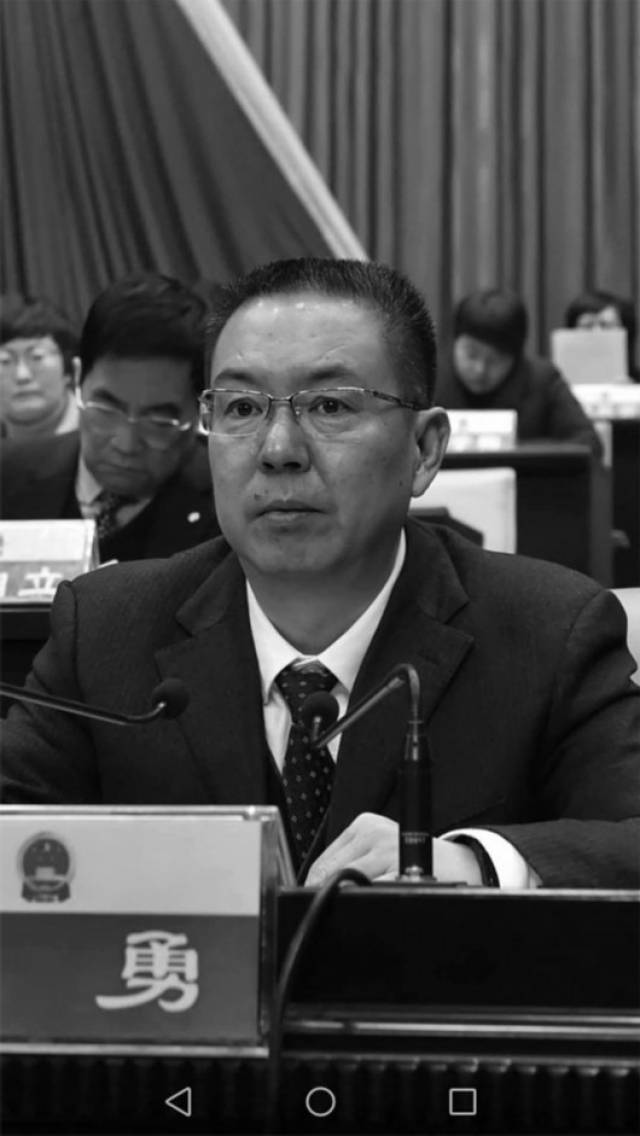 河南沁阳坠崖殉职书记遗体告别:当地数千人去送别 河南沁阳坠崖殉职书记遗体告别:当地数千人去送别