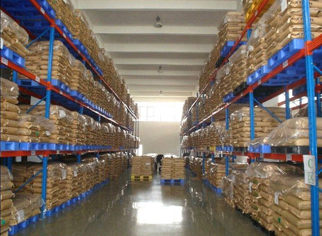 在化工类产品的仓库房中,货物的分类存储通常哪些类型的仓储货架用作