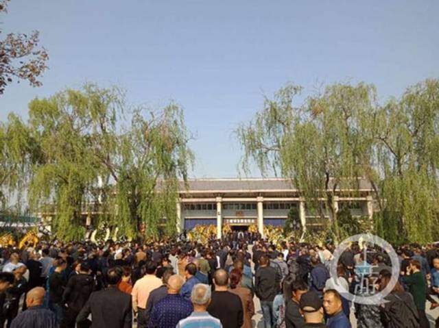 河南沁阳坠崖殉职书记遗体告别:当地数千人去送别 河南沁阳坠崖殉职书记遗体告别:当地数千人去送别