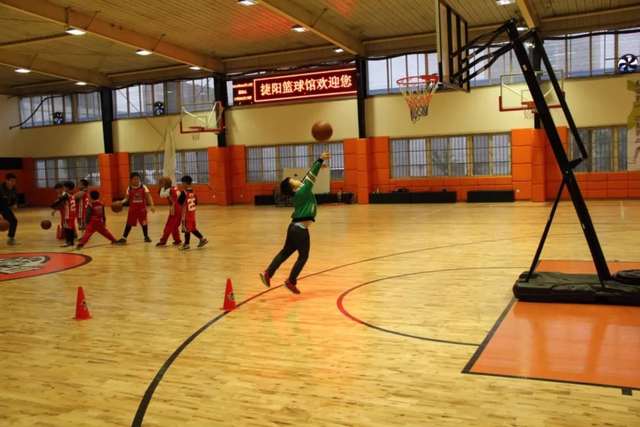 小孩子怎么学打篮球 79f85e76eda24c6c92e92db08409e2c6.jpeg