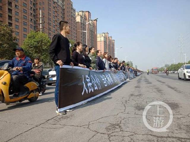 河南沁阳坠崖殉职书记遗体告别:当地数千人去送别 河南沁阳坠崖殉职书记遗体告别:当地数千人去送别