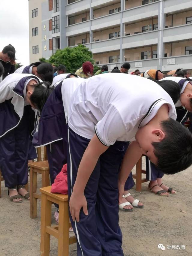 学生用长时间的鞠躬答谢老师的教育之恩