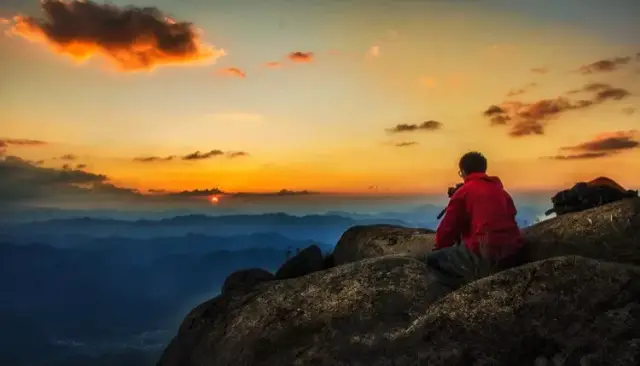 小镇的诗丨落日在山顶上毫无价值地看着我,背过身去,影子就在前面