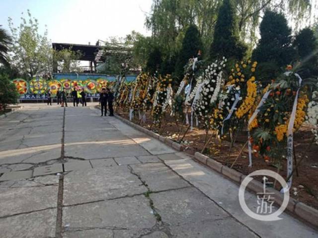 河南沁阳坠崖殉职书记遗体告别:当地数千人去送别 河南沁阳坠崖殉职书记遗体告别:当地数千人去送别