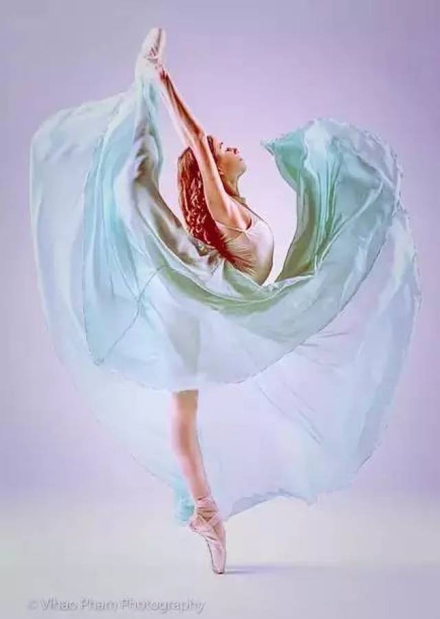 舞蹈女孩容易受伤,外表坚强,内心脆弱,但绝不矫