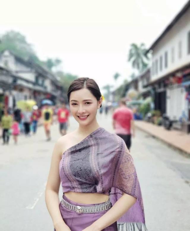 人美心善,老挝美女明星泼水节竟在街头拾垃圾