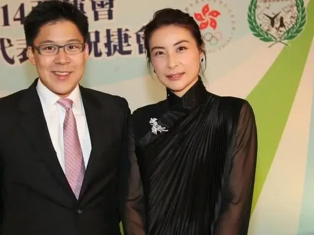 郭晶晶陪霍家父子亮相韩国,穿金戴银尽显自己阔太模样