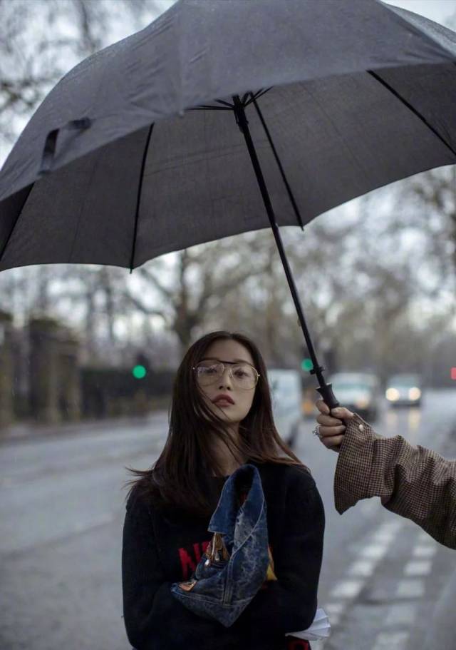 小姐姐这组  利落干练 不拖泥带水 妥妥的气场女王 街拍的倪妮小姐姐