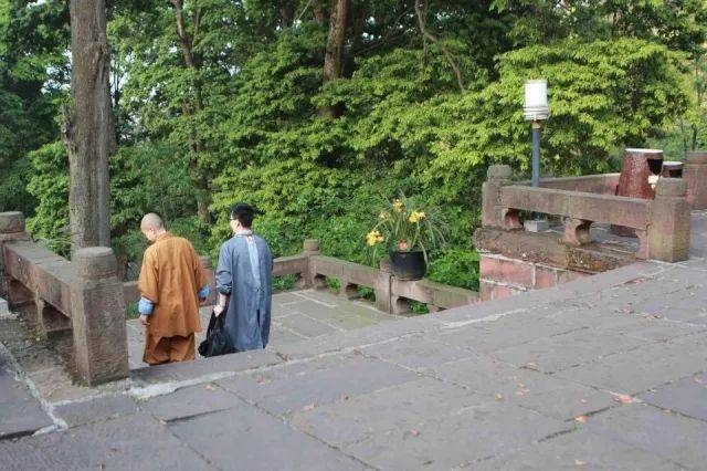 峨眉山伏虎寺女尼,其实和你想象的不一样