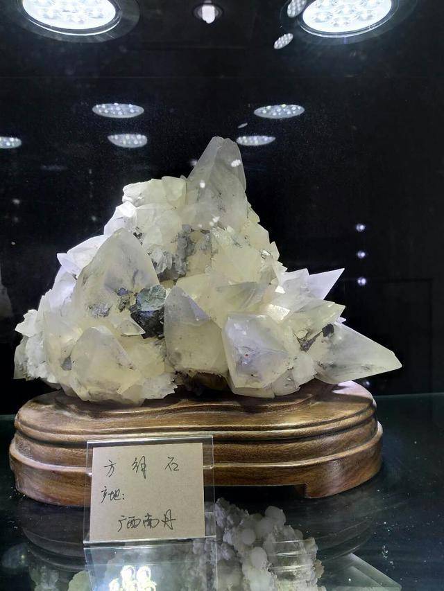 中国南丹的方解石,颗粒完整,硕大,通透,颜色艳丽,十分漂亮.
