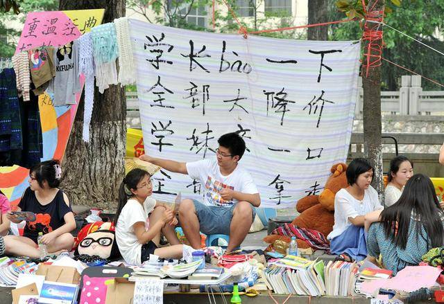 直击毕业季的大学跳蚤市场,漂亮学姐,买就送香吻