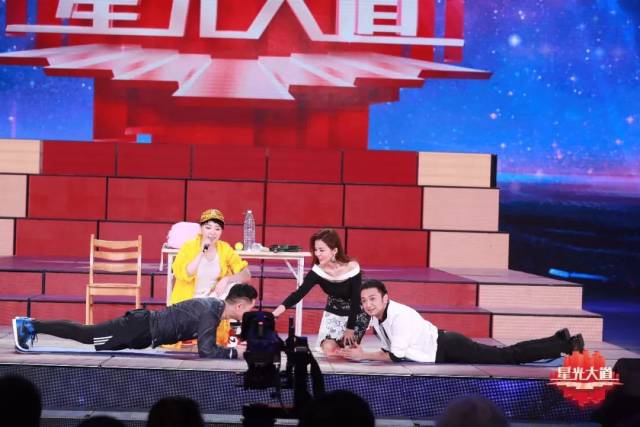 太欢乐了!小尼朱迅上演"公主抱"