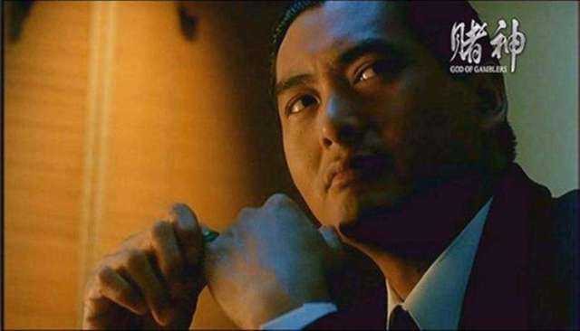赌神周润发为啥能在赌坛上战无不胜?摸玉戒动