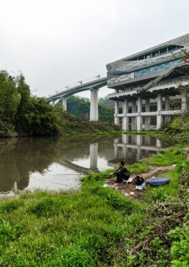 重庆再现奇葩轻轨站,直接就建在水上,设计师的脑洞大开