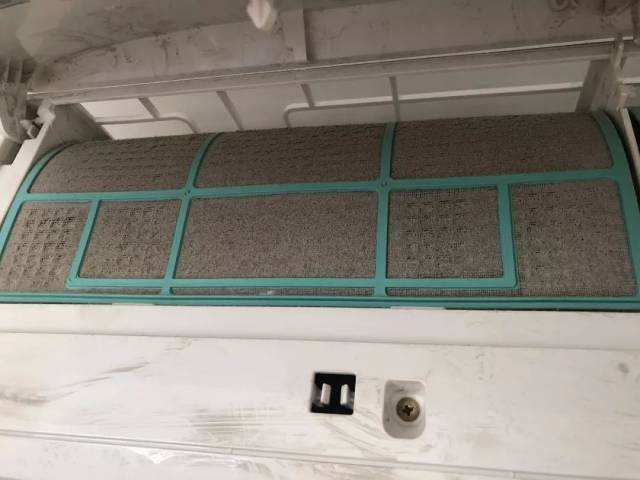 电路板区域不要喷 第四步 装回滤网 装上过滤网之后,空调就可以正常