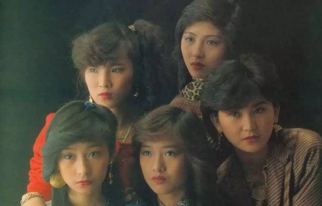 香港52岁冻龄美女,一脱成名后嫁入豪门,18年后