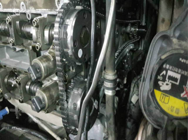 沃尔沃XC60 2013款 2.0T T5 智尊版 行驶12W公里 XC60出现发动机故障灯亮起。 接入电脑检测发现:进气凸轮轴(气缸列1)的位置传感器存在电气故障。信号比较有故障。 检查发现问题出在了凸轮轴进排气链轮上面也就是正时调节器出现问题。 凸轮轴进排气链轮损坏的危害:不更换凸轮轴调节轮,短期没事儿,以后会逐步严重,导致半路熄火无法启动。最终后果,正时调节误差太大,正时错乱,正时链条被拉断,导致活塞顶气门,发动机报废。 故障表现为:冷车启动噪音大,热车后逐渐变小,启动时间过长,发动机故障灯亮起,伴