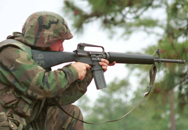 m16系列自动步枪是第二次世界大战后美国换装的第二代步枪,这对后来
