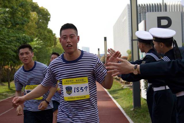 喜迎海军节,上海宝山举办2018军民半程马拉松赛