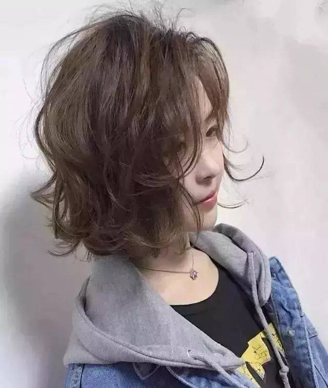 今年流行的短发较往年比起来,一改死板沉闷的卷发造型,反而更注重空气