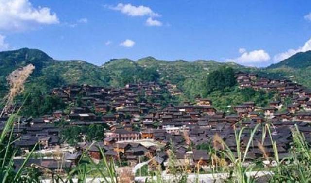 马家寨村位于贵州省岑巩县水尾镇西部,其民居建筑属中原典型建筑风格
