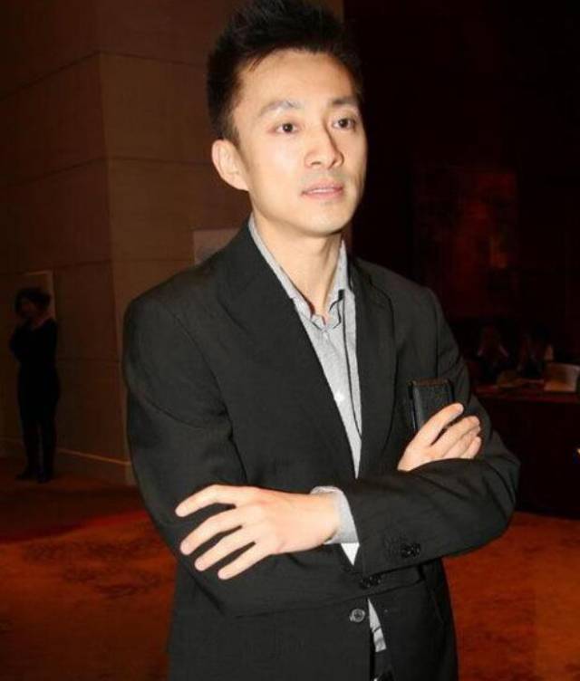 曾是央视当红小生,《同一首歌》导演,如今已经成为影业公司ceo