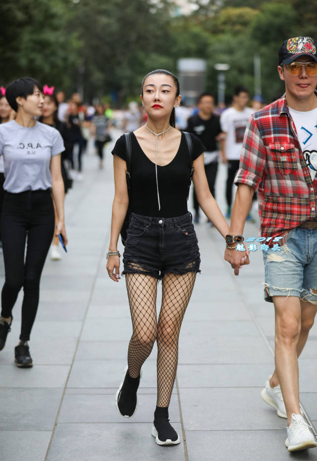 热裤渔网袜,这样的搭配既性感,又显瘦
