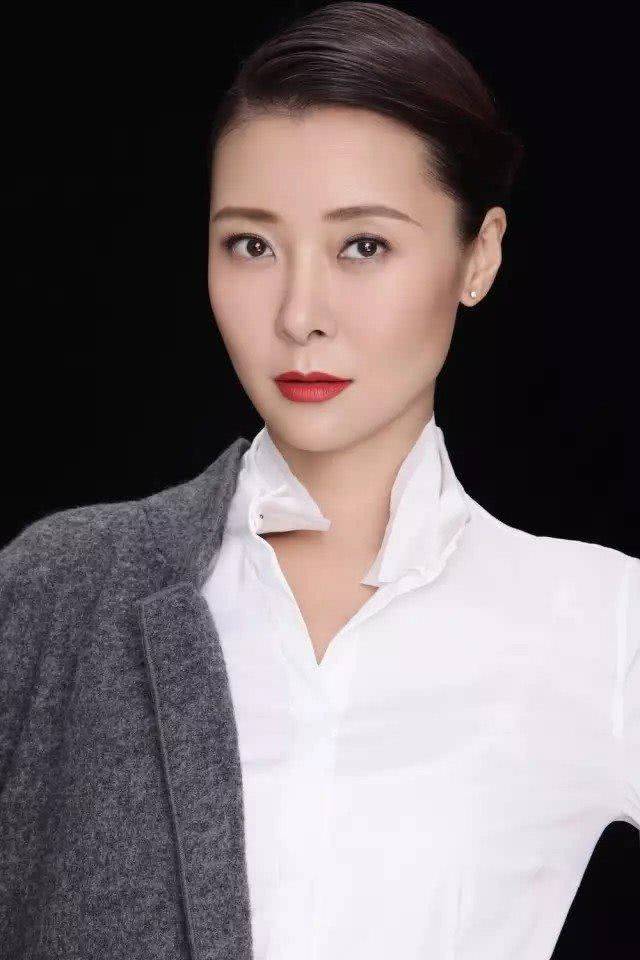 她曾辞掉年薪60万主持工作,做演员后身家过亿,今45岁未婚