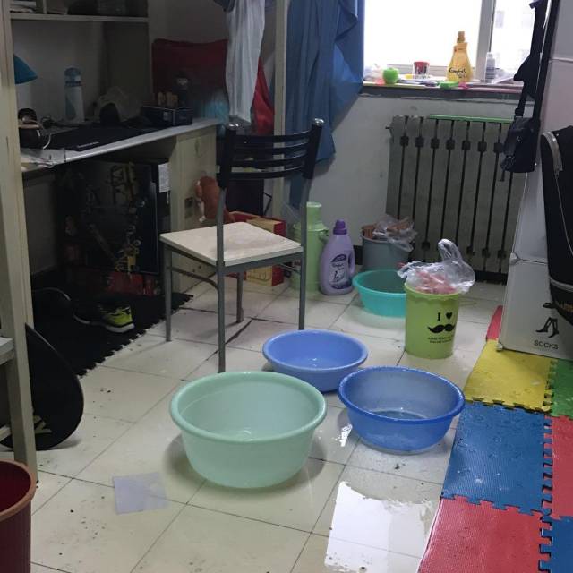 大连东软信息学院寝室漏雨严重!学生报修一月没人管