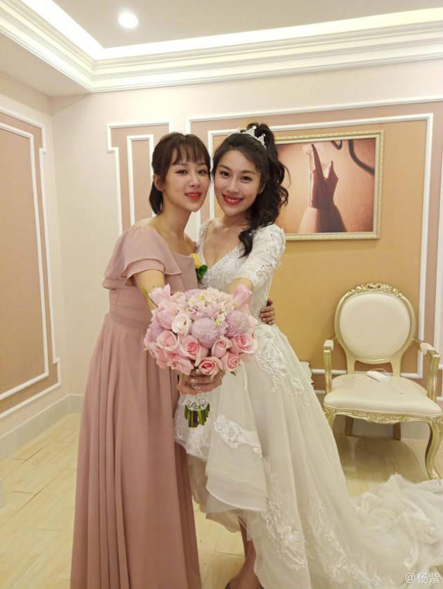 杨紫参加闺蜜婚礼收捧花 感谢十年青春彼此陪伴