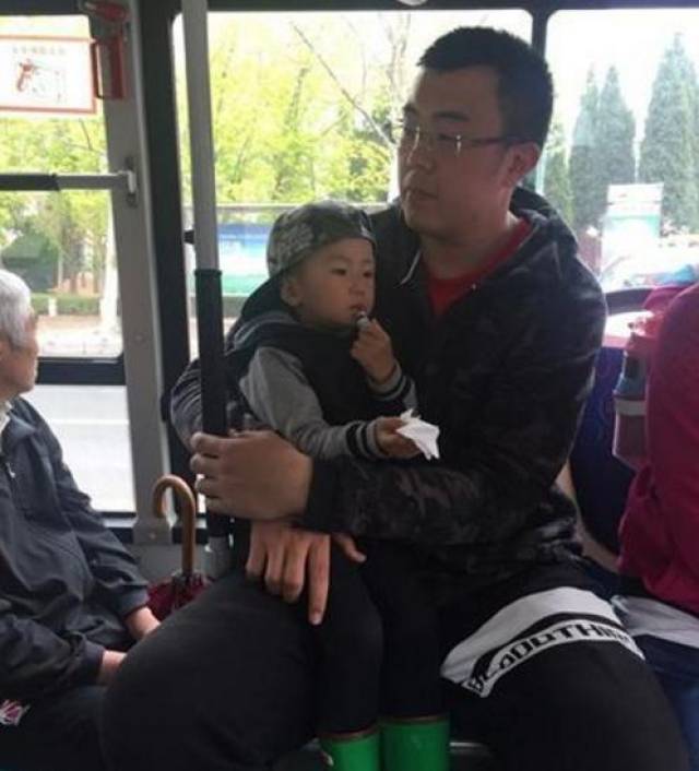 韩德君多次公开表示,在夺得cba冠军之前不会结婚,而妻子朱悦荧对他也