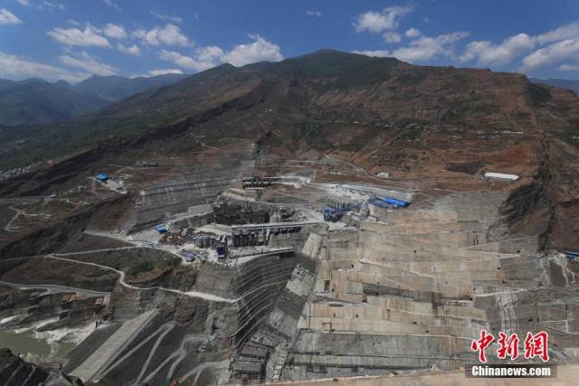 4月21日,云南省昭通市巧家县大寨镇,正在建设中的白鹤滩水电站.
