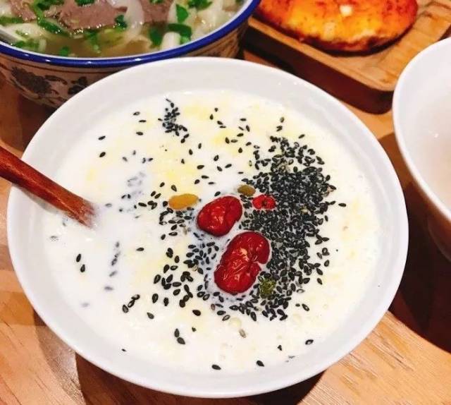 上过《舌尖上的中国2》的明星牛奶鸡蛋醪糟,是店主从兰州的百年老店要