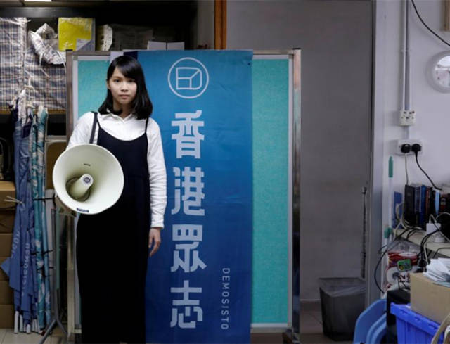 1月13日,"香港众志"成员周庭提交报名表格参与香港立法会补选,意图"