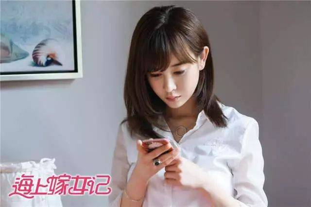 张檬扮演的何冰冰是率真活泼的90后女孩,起初任性自我,混不吝,时常惹