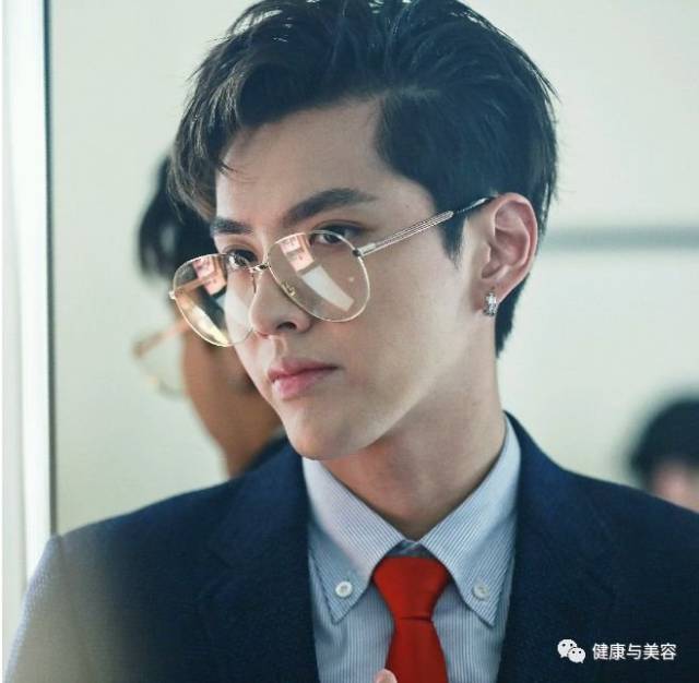 黑框眼镜则秒变霸道总裁脸
