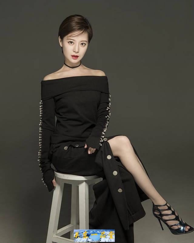 楚夫人身穿黑色长裙靓丽写真,王汀身材高挑尽显东方女性之美
