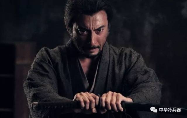 有的剖腹仪式是允许介错人在旁边的.
