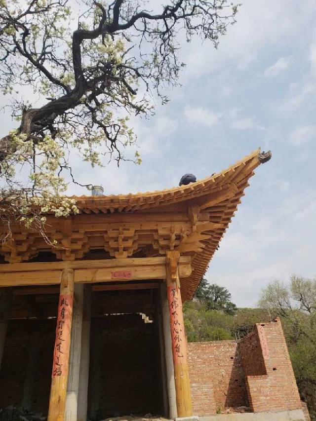 五台山圣佛寺大雄宝殿盖瓦