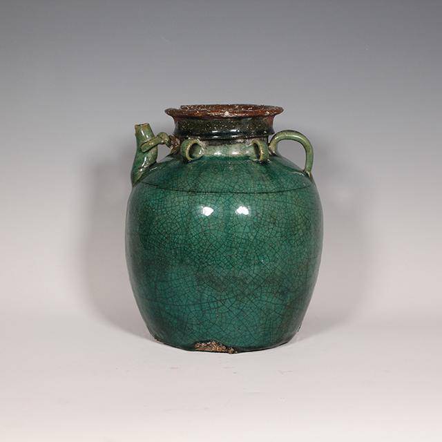 孔雀绿釉是瓷器中价值较高的品种,因其工艺精湛,釉色美艳,传世稀少