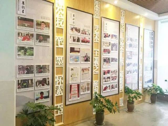 书法特色走廊:展览名家名帖,学生优秀作品