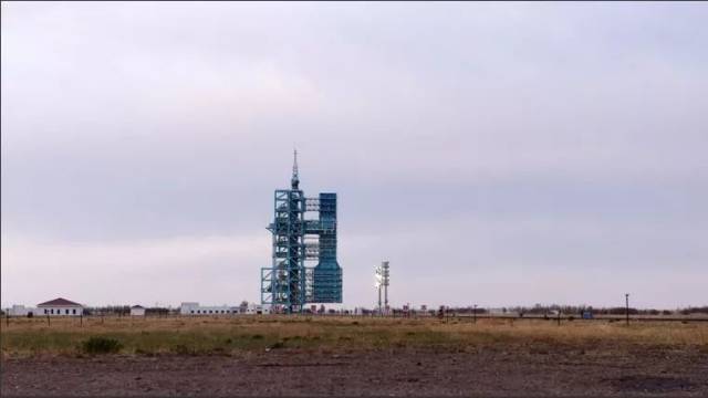 这是位于酒泉卫星发射中心的载人航天发射塔架(2018年4月15日摄).