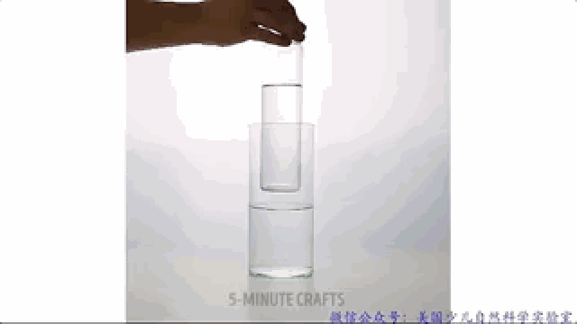 这样我们可以清晰看到杯子中有瓶子,原因是光穿过玻璃时的折射率和