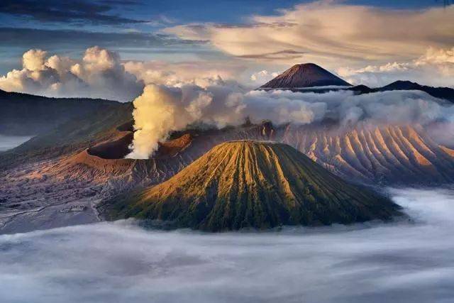 印尼是东南亚上一座神奇的国家,这7座火山就能证明