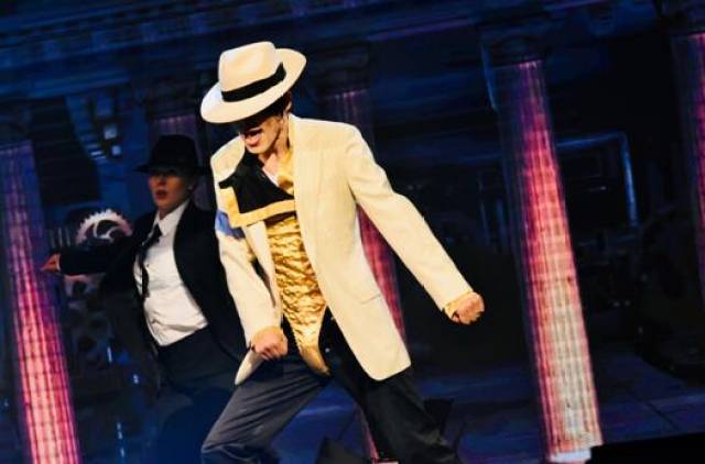 王杰克逊意大利那不勒斯体育馆火爆上演MJ经