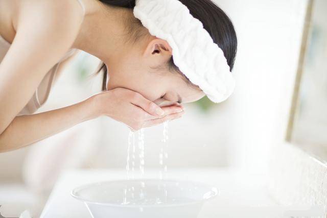 敷面膜后用温水洗脸的话,能促进血液循环,在温水的浸润下,皮肤毛孔