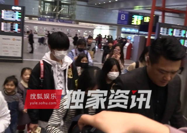 独家:李天泽机场遭围堵 老爸化身保镖为其解围