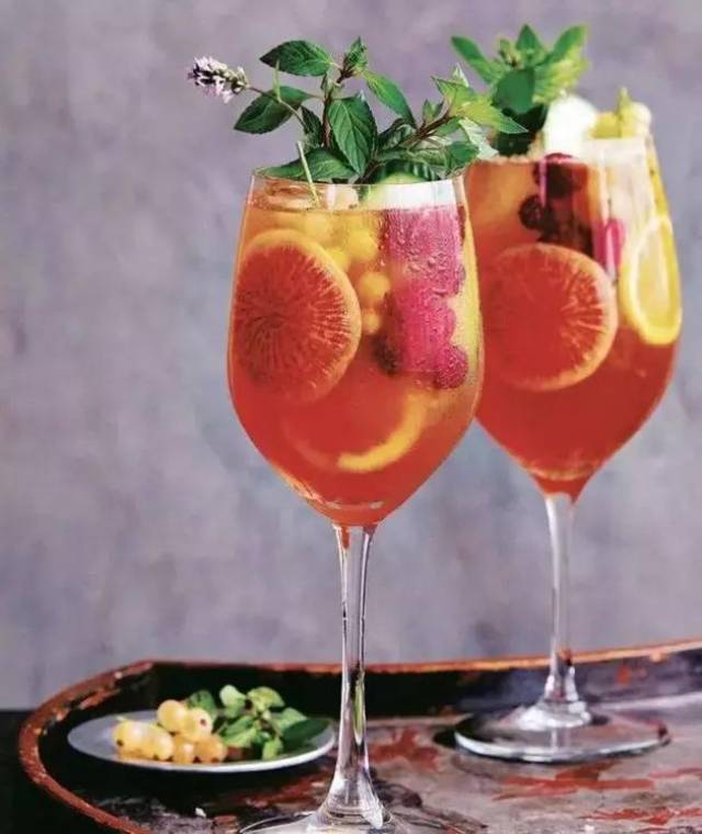 champagne punch blackberry champagne punch 在这款香槟鸡尾酒中