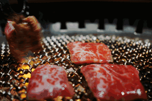 牛腹部和胸部之间的一块带有筋膜的肉,这个部位在日本通常被归为内脏