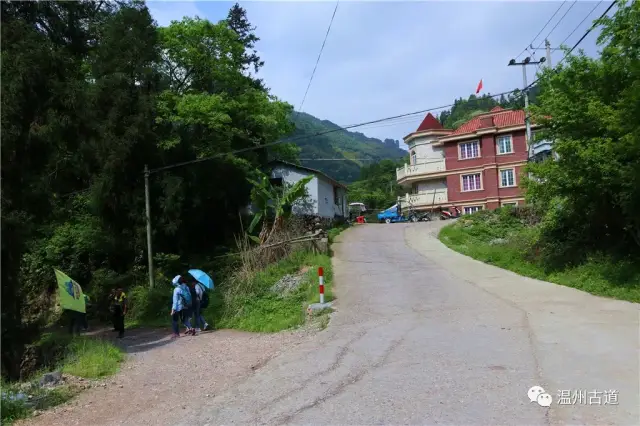 沿去往去往界坑乡饭盆尖的公路行半里许,在岔口处,左边沿水库行.